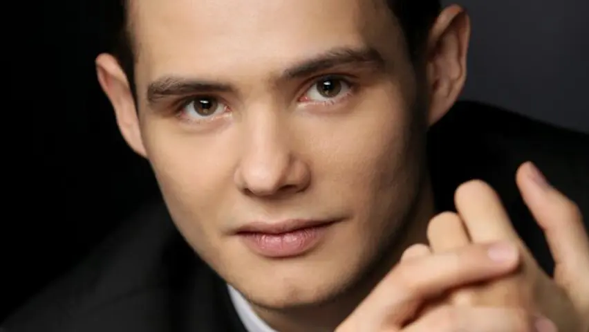 Rustam Khanmurzin (piano)