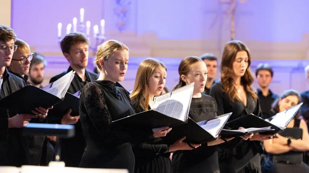 Great Sacred Music: Round me falls the night